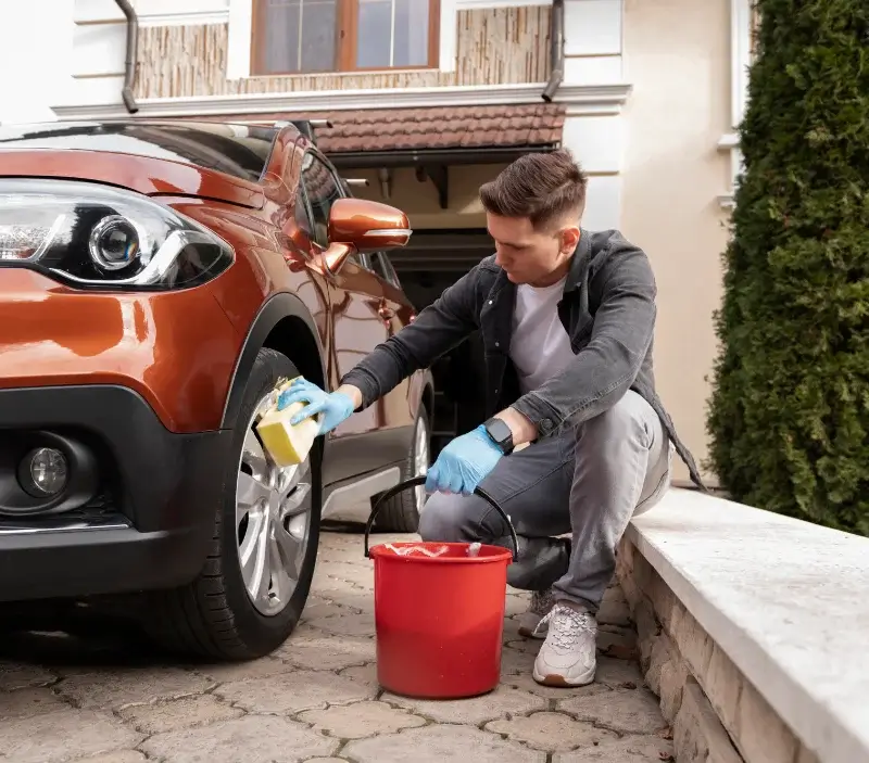 Lavage auto à domicile Le Bignon : professionnel intervenant sur un véhicule